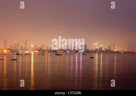 Mumbai skyline sul fiume, India Foto Stock