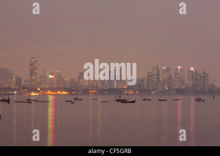 Mumbai skyline sul fiume, India Foto Stock