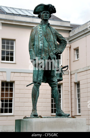 Una statua del capitano James Cook presso la Old Royal Naval College. Foto Stock