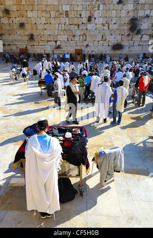 La Folla di culto presso il Muro Occidentale, il sito più sacro nel giudaismo al di fuori del Monte del Tempio in Gerusalemme, Israele. Foto Stock