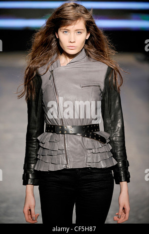 William Rast New York pronto a indossare in autunno e inverno grigio in pelle di andy bikers giacca nera maniche, ruffles e cintura nera, nero Foto Stock