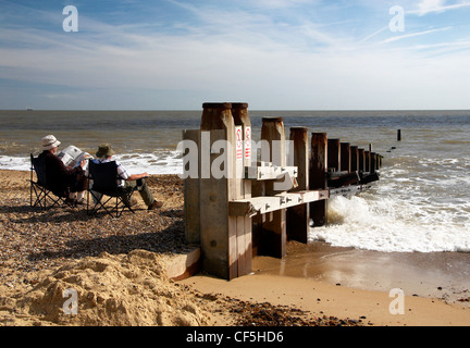 Le persone sedute a Southwold Beach. Foto Stock