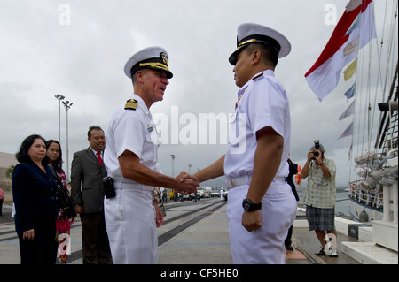 (Da sinistra a destra) il capitano della marina statunitense Jeffrey James Joint base, comandante Pearl Harbor-Hickam, saluta il CMdR della marina indonesiana. Haris Bima della nave alta della Marina Indonesiana, KRI Dewaruci alla base congiunta Pearl Harbor-Hickam, Hawaii. Il KRI Dewaruci, arrivato a JBPHH il 29 febbraio 2012, per una breve visita al porto mentre si perviene sulla terraferma degli Stati Uniti. Dewaruci ha iniziato la sua crociera da Surabaya, Giava Est, Indonesia il 14 gennaio, come parte dell'operazione Internazionale Sail (OpSail) 2012 per commemorare il bicentenario della guerra del 1812. Foto Stock