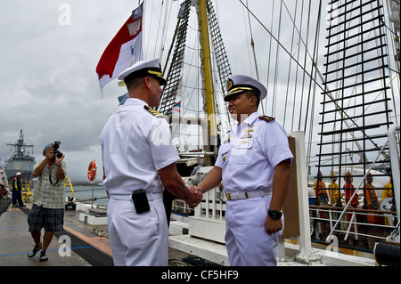 (Da sinistra a destra) il capitano della marina statunitense Jeffrey James Joint base, comandante Pearl Harbor-Hickam, saluta il CMdR della marina indonesiana. Haris Bima della nave alta della Marina Indonesiana, KRI Dewaruci alla base congiunta Pearl Harbor-Hickam, Hawaii. Il KRI Dewaruci, arrivato a JBPHH il 29 febbraio 2012, per una breve visita al porto mentre si perviene sulla terraferma degli Stati Uniti. Dewaruci ha iniziato la sua crociera da Surabaya, Giava Est, Indonesia il 14 gennaio, come parte dell'operazione Internazionale Sail (OpSail) 2012 per commemorare il bicentenario della guerra del 1812. ( Foto Stock