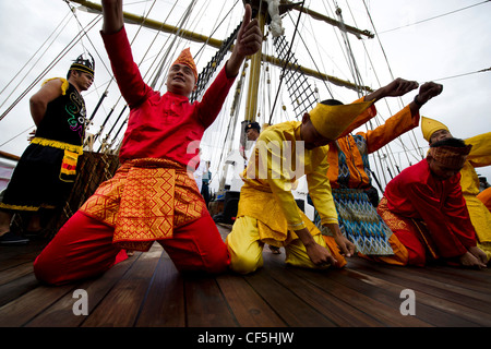 I marinai indonesiani eseguono una danza tradizionale per accogliere il personale militare degli Stati Uniti a bordo della nave della Marina indonesiana, KRI Dewaruci, presso la base militare Joint Pearl Harbor-Hickam, Hawaii. Il KRI Dewaruci, arrivato a JBPHH il 29 febbraio 2012, per una breve visita al porto mentre si perviene sulla terraferma degli Stati Uniti. Dewaruci ha iniziato la sua crociera da Surabaya, Giava Est, Indonesia il 14 gennaio, come parte dell'operazione Internazionale Sail (OpSail) 2012 per commemorare il bicentenario della guerra del 1812. Foto Stock