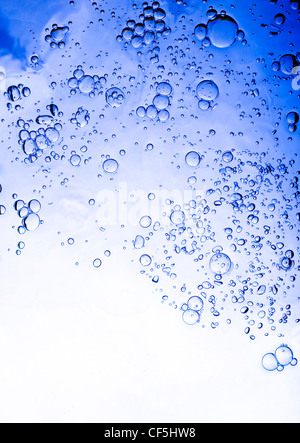 Riprese subacquee guardando verso la superficie dell'acqua come bolle di aria salgono verso l'alto. Inquadratura orizzontale. Foto Stock