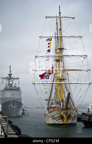 La nave alta della Marina Indonesiana, KRI Dewaruchi arriva alla base militare Pearl Harbor-Hickam, Hawaii il 29 febbraio 2012, per una breve visita al porto mentre si perviene sulla terraferma degli Stati Uniti. Dewaruci ha iniziato la sua crociera da Surabaya, Giava Est, Indonesia il 14 gennaio, come parte dell'operazione Internazionale Sail (OpSail) 2012 per commemorare il bicentenario della guerra del 1812. Foto Stock