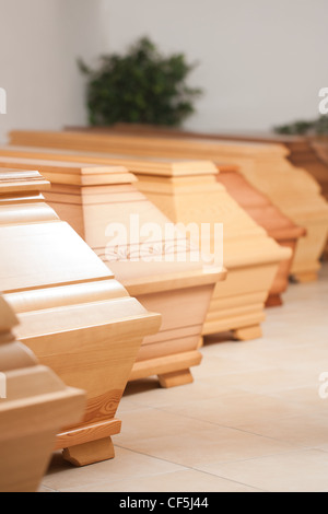 Le bare sono presentati nel negozio di undertaker Foto Stock