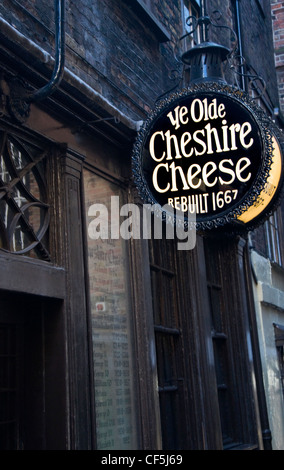 Vecchio pub Ye Olde Cheshire Cheese nella città di Londra. Foto Stock