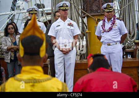 Jeffrey James Joint base, comandante Pearl Harbor-Hickam e indonesiano Navy CMdR. Haris Bima guarda come i marinai indonesiani eseguono una danza tradizionale per accogliere il personale militare degli Stati Uniti a bordo della nave alta della Marina indonesiana, KRI Dewaruci, alla base congiunta Pearl Harbor-Hickam, Hawaii. Il KRI Dewaruci, arrivato a JBPHH il 29 febbraio 2012, per una breve visita al porto mentre si perviene sulla terraferma degli Stati Uniti. Dewaruci ha iniziato la sua crociera da Surabaya, Giava Est, Indonesia il 14 gennaio, come parte dell'operazione Internazionale Sail (OpSail) 2012 per commemorare il bicentenario della guerra del 1812. Foto Stock