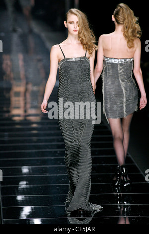 John Richmond Milano pronto a indossare in autunno e inverno grigio bordato strappy abito flolength Foto Stock