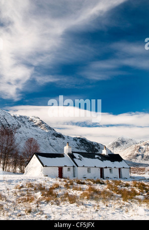 Un paesaggi innevati con Black Rock cottage in Glencoe. Foto Stock