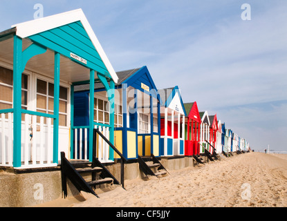 Pittoresca spiaggia di capanne lungo il lungomare di Southwold. Foto Stock