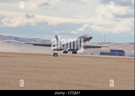 Un bombardiere B-1 decolli durante un esercizio di preparazione operativa alla base dell'aeronautica di Ellsworth, S.D., 23 febbraio 2012. Il MINERALE ha testato la capacità di Ellsworthâ€™mobilitare efficacemente ed efficacemente i suoi aeromobili, il personale e le risorse. Foto Stock