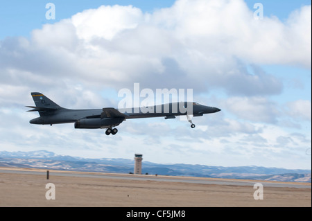 Un bombardiere B-1 decolli dalla base dell'aeronautica di Ellsworth, S.D., durante un esercizio di preparazione operativa il 23 febbraio 2012. Il MINERALE ha testato una varietà di operazioni B-1B, incluse le funzioni di manutenzione e supporto degli aeromobili, garantendo che la base sia pronta e in grado di mobilitare ed elaborare le risorse quando è stata sottoposta a controllo. Foto Stock