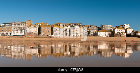 Edifici lungo il lungomare di St. Ives. Foto Stock