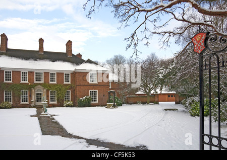 Il Decanato residence del decano della cattedrale di York Minster coperto di neve. Foto Stock