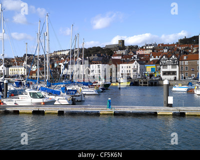 Una vista in Scarborough marina yacht. Foto Stock