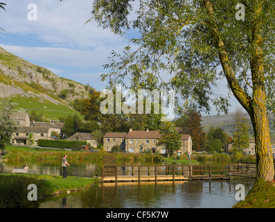 La pesca a mosca a Kilnsey Park e allevamento di trote. Foto Stock