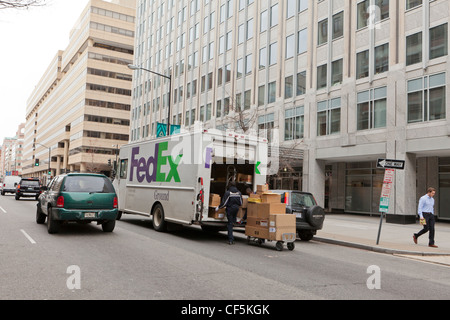 Consegna FedEx uomo carrello scarico - Washington DC, Stati Uniti d'America Foto Stock