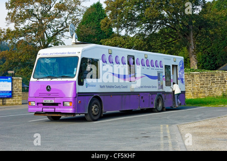 Una donna entra in una North Yorkshire County Council biblioteca mobile e servizio informazioni van parcheggiato in un parcheggio. Foto Stock