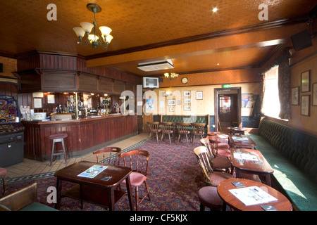 L'interno di un tradizionale British pub di campagna. Il 90% circa di birra venduti nel Regno Unito è prodotta nel Regno Unito e 28 milioni di pinte Foto Stock