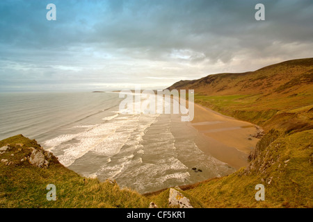 Una vista di Rhossili Bay sulla Penisola di Gower. Il relitto di spicco dell'Helvetia, che si è arenata sulla Baia in Novembre 188 Foto Stock