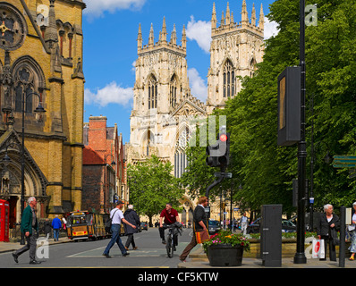 Il fronte ovest di York Minster e St Wilfrids chiesa in Duncombe Place. Foto Stock