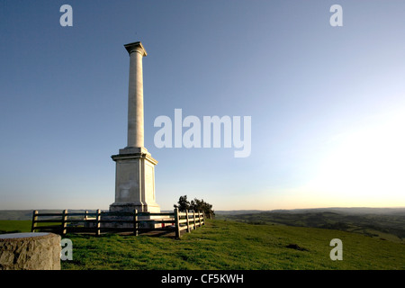 Una vista della città Hill e Montgomeryshire County War Memorial. Costruito da pietra di Portland il memorial è stato costruito nel 1923 ma è stata da Foto Stock