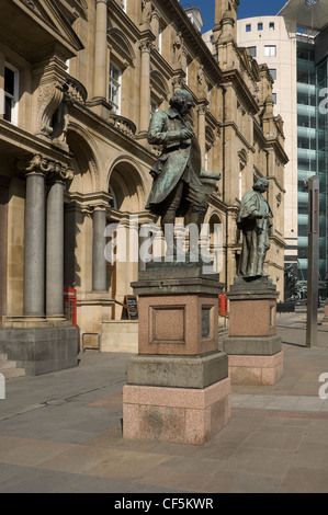 Statue di James Watt (a Scottish inventore e ingegnere meccanico in cui i miglioramenti apportati al motore di Newcomen erano la chiave per TH Foto Stock