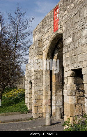 Fishergate Bar era l'ingresso alla città da Selby e ora fornisce accesso pedonale attraverso le mura della città. Foto Stock