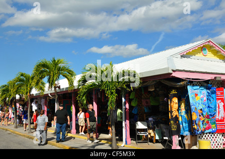 Negozi nel mercato della paglia, Freeport, Bahamas Foto Stock