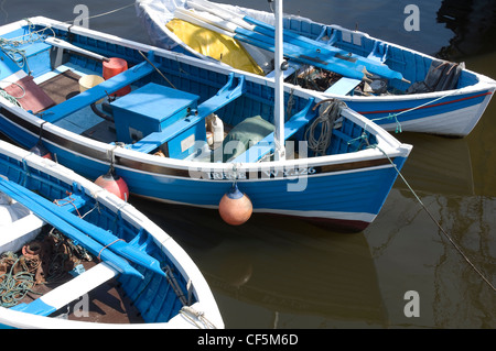 In legno barche da pesca ormeggiate nel porto di Whitby. Foto Stock