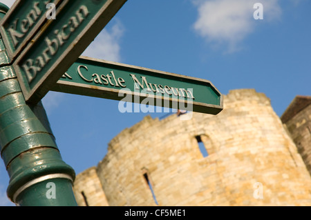 Città di York direzione turistica cartello esterno Cliffords Tower dirigere i turisti al Museo del Castello. Foto Stock