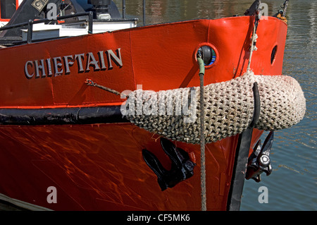 Prua di una barca da pesca di ormeggio in banchina a Whitby. Foto Stock