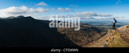 Escursionista femmina gode di vista panoramica dalla ventola Y Big attraverso Cwmcynwyn, Parco Nazionale di Brecon Beacons, Galles Foto Stock