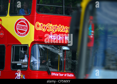 Una vista dettagliata della parte anteriore di un autobus turistici nel centro di Dublino. Foto Stock