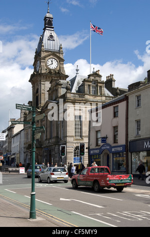 Vetture girando a destra al semaforo di Kendal town hall in Stricklandgate. Foto Stock