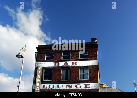 La parte esterna del Kennedy's Pub nel centro di Dublino. Foto Stock