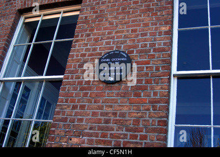 Una placca di Daniel O'Connell su un muro di mattoni a Dublino. Foto Stock