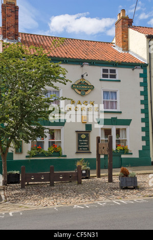 Le scorte e la gogna al di fuori del Pack Horse Inn in luogo di mercato della città vecchia di Bridlington. Foto Stock