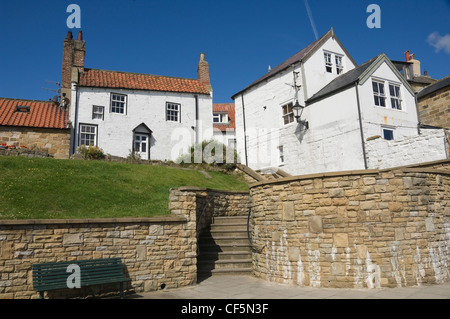 Cottage sul mare. Robin cappe Bay è la fine della Wainwright Coast to Coast a piedi in tutta l'Inghilterra del Nord che sta Foto Stock