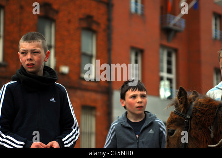 Ragazzi al cavallo di Smithfield Market in Dublin. Foto Stock