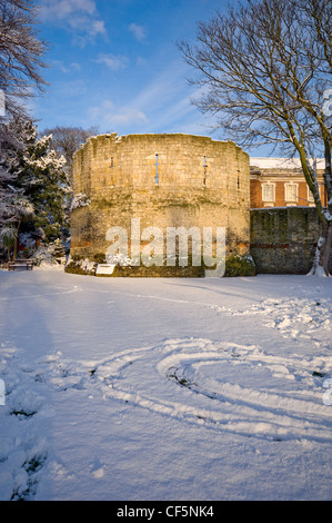 La coperta di neve-romana costruita Torre Multangular nel Yorkshire Museo giardini nel centro di York. Foto Stock