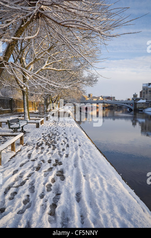 Vista lungo Riverside Walk e il fiume Ouse verso Lendal ponte in inverno. Foto Stock