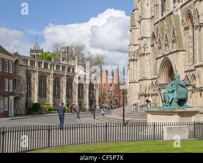 San Michele Le Belfrey chiesa dove Guy Fawkes fu battezzato nel 1570 di fronte ad una statua in bronzo di Costantino I fuori York Min Foto Stock