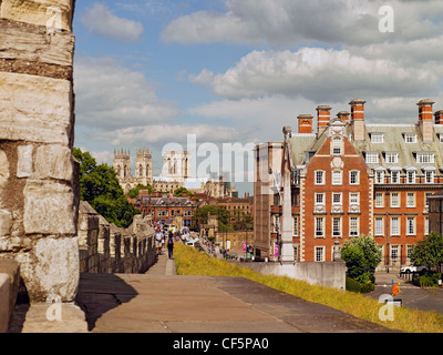 Vista lungo York pareti verso York Minster in background. Foto Stock