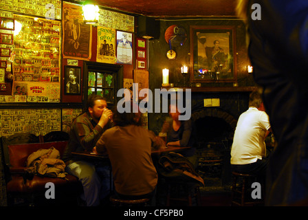 A bere il Brazen Head Pub di Dublino. Foto Stock