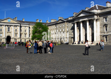 Una vista esterna del Trinity College si trova nel centro di Dublino. Foto Stock
