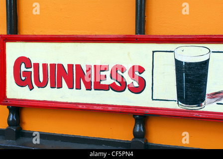 Close up di un segno di Guinness al di fuori di un pub nel centro di Cork. Foto Stock